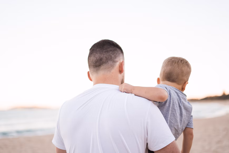 padre e figlio spalle.jpg